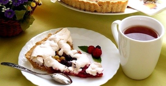 Песочный пирог из свежей ягоды с безе