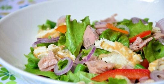 Салат с тунцом зеленой фасолью и омлетом