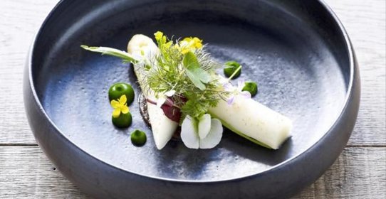 Спаржа с зелёными травами