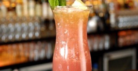 Розовый пунш с малиной и персиками