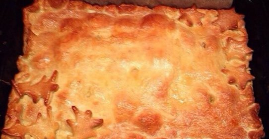 Пирог из слоеного теста с курицей и картофельным пюре