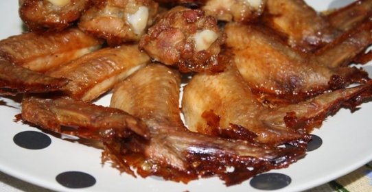 Хрустящие куриные крылышки в пивном маринаде в духовке