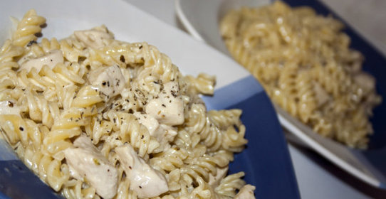 Фузилли паста в сливочном соусе с курицей (Fusilli in salsa di panna con pollo)