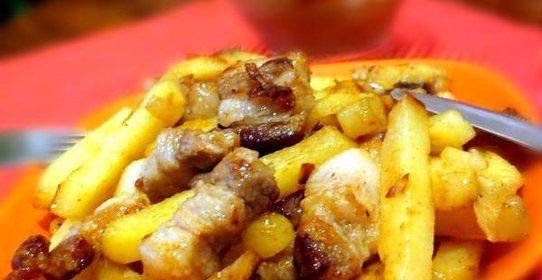 Жареная картошка с салом и луком