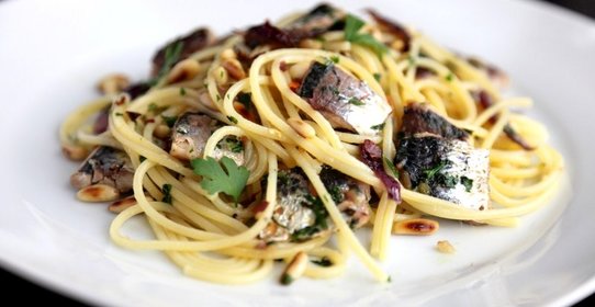 Спагетти с сардинами и кедровыми орехами