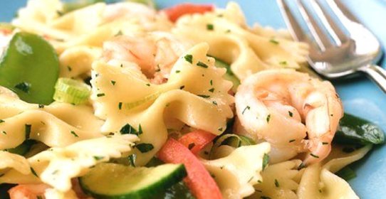 Паста фарфалле в сливочном соусе с креветками