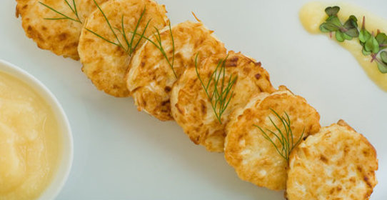 Блинчики из сельдерея с яблочным соусом