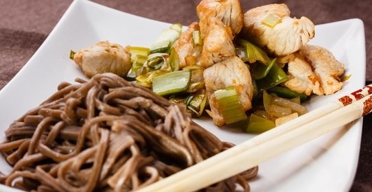 Пряная индейка с гречневой лапшой