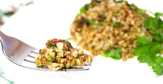 Гречневая каша со шпинатом и перцем чили