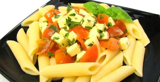 Макароны c помидорами, моцареллой и базиликом