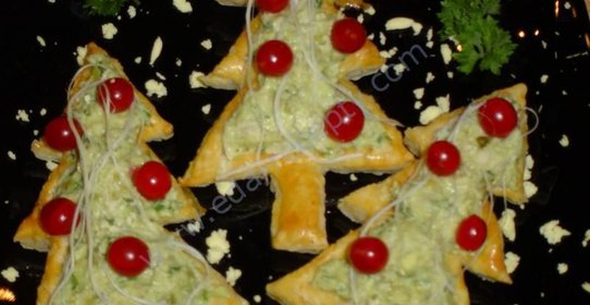 Закусочные слойки Новогодние елки