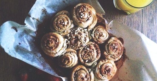 Слоеные рулетики с орехами в меде