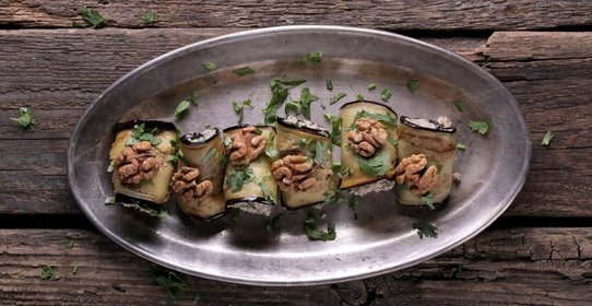 Рулетики из баклажанов с орехами