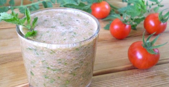 Зеленый коктейль с помидорами