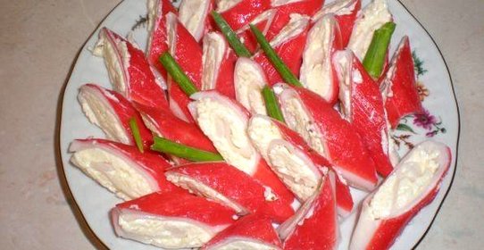Острые рулетики из крабовых палочек