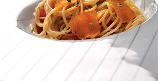 Спагетти с помидорами черри и боттаргой