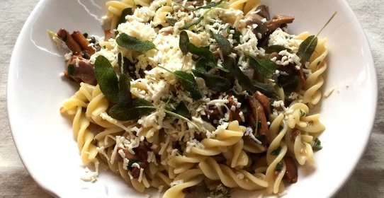 Фузилли с лесными грибами и шалфеем