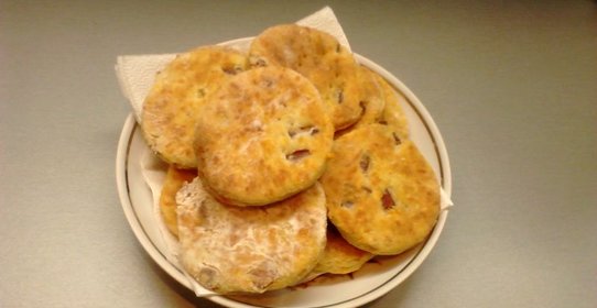 Домашнее печенье с беконом и сыром