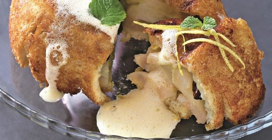 Шарлотка с грушами и ромашковым кремом