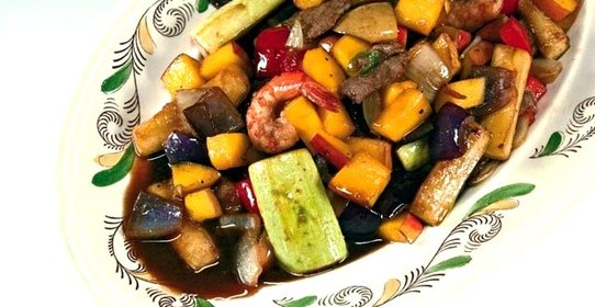 Теплый салат с манго и овощами