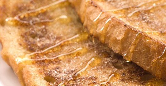 Сладкие французские тосты с теплым персиковым компотом и кленовым сиропом