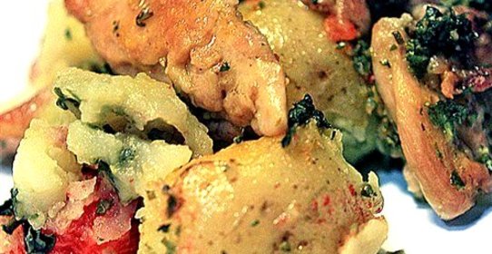 Куриные бедрышки запеченые с картофелем и томатами