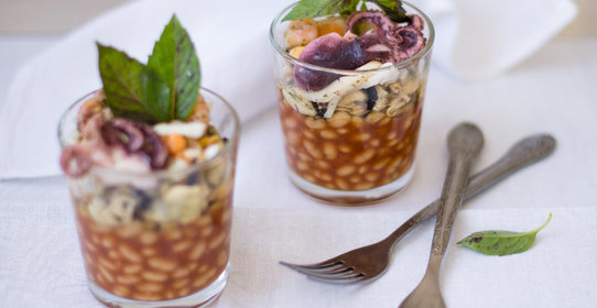 Салат из фасоли с морепродуктами