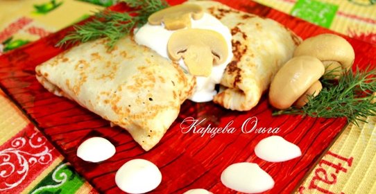 Блинчики на растопленном сливочном масле с шампиньонами, яйцами и зеленью