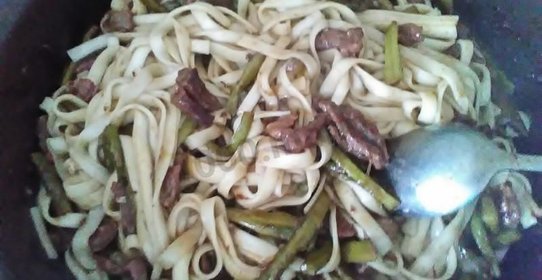 Китайская лапша с говядиной в соусе терияки