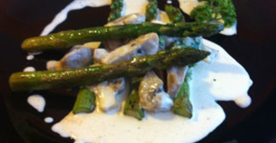Спаржа под сливочно-грибным соусом
