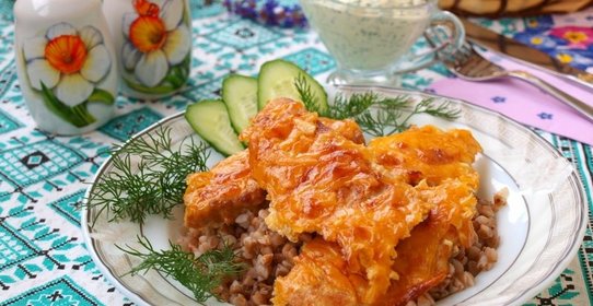 Филе индейки запечённое в сливочно-сырном соусе