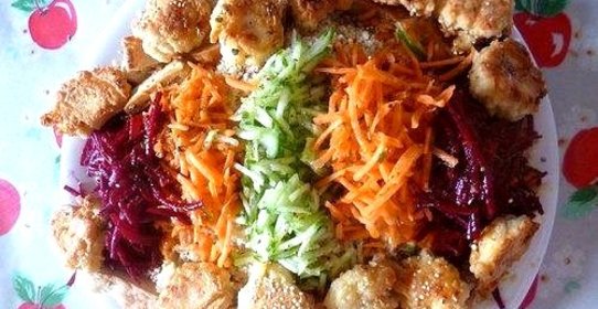 Тертый овощной салат радуга с оладьями, сыром Фета и сезамом от Джейми Оливера