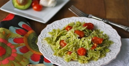 Паста с курицей, помидорами и авокадо