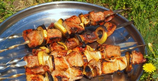 Шашлык из говядины с горчицей и гранатовым соусом