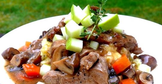 Свинина, тушеная с грибами