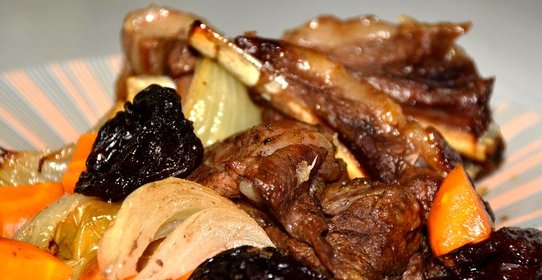 Свиные ребрышки запеченные с черносливом и яблоками