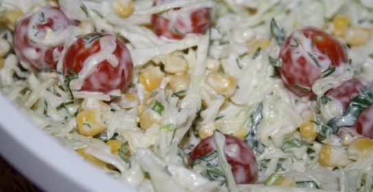 Капустный салат со сладкой кукурузой и помидорками черри