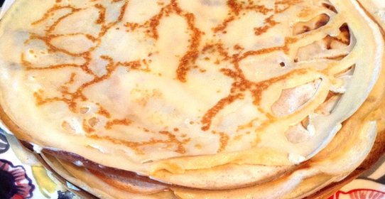 Тонкие блины со сливочным маслом