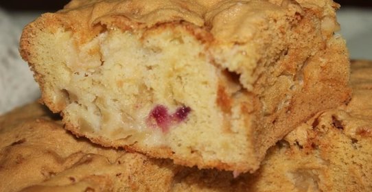 Шарлотка с сюрпризом