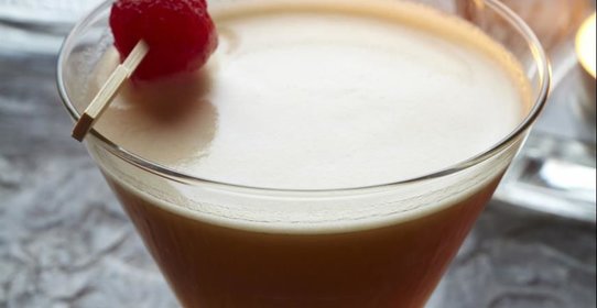 Коктейль Ананасовый Манхэттен с вишенкой из ананаса