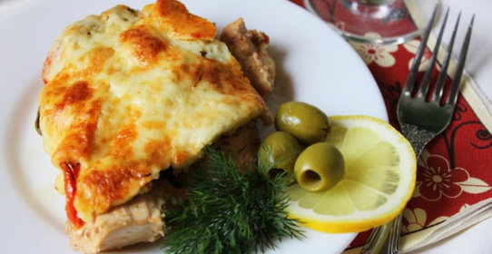 Куриное филе с помидорами и оливками