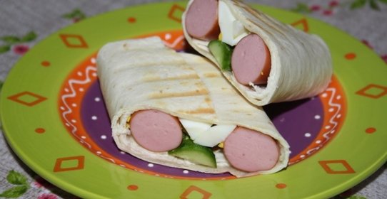 Тортильи с сосиской и яйцом (идея легкого перекуса для детей)