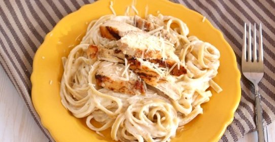 Спагетти с курицей в сливочном соусе