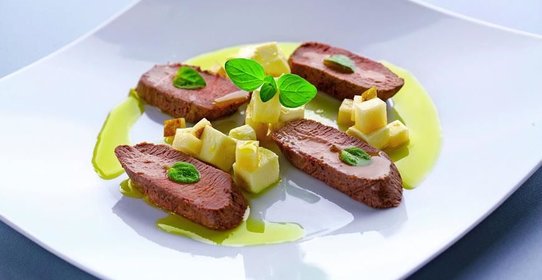 Баранина, приготовленная на пару, с маринованной моццареллой и грушей