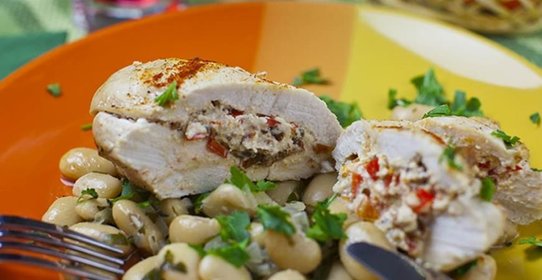 Фаршированная куриная грудка с фасолью, запеченная в конверте
