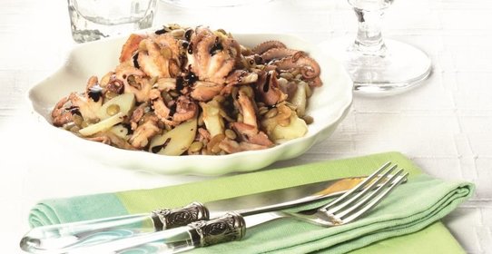 Зеленая чечевица с осьминожками и копченой грудинкой