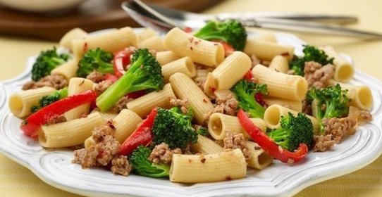 Паста с брокколи и сосиской из индейки