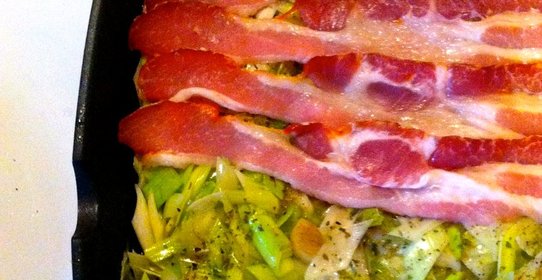 Паста с прошутто и луком-пореем