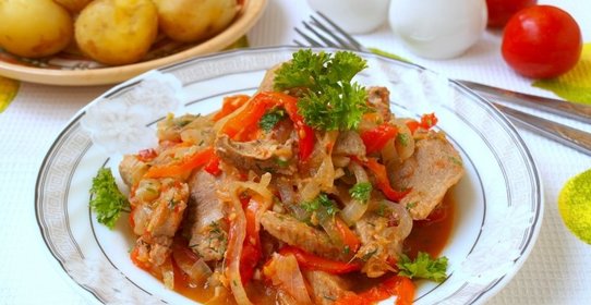 Говядина тушёная в казане с овощами