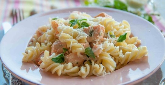 Спагетти с лососем под сливочным соусом